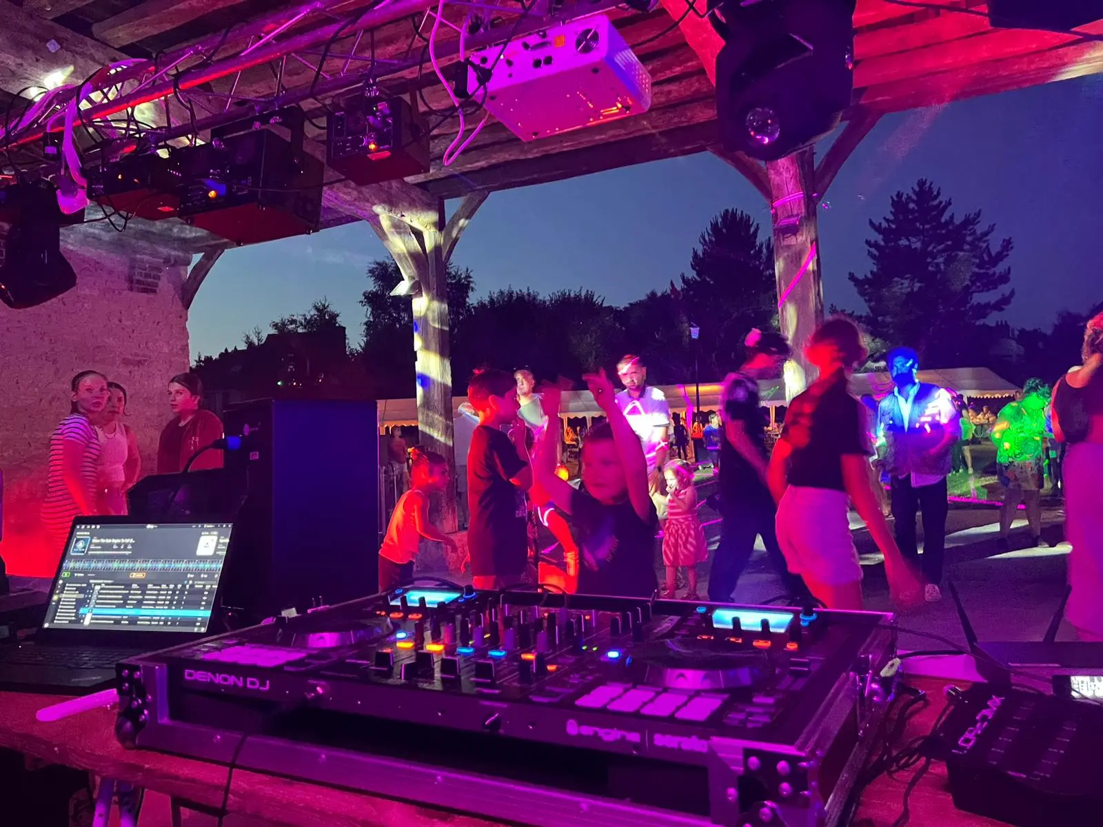 DJ professionnel en action lors d'un mariage en Vendée - Vendée Sonorisation